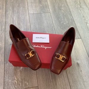 Salvatore Ferragamo size 7 color burgundy like new
